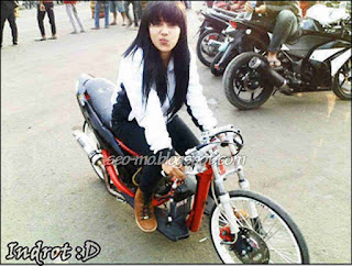 Foto Cute Indri Barbie Naik Motor Drag Foto Cute Indri Barbie Naik Motor Drag