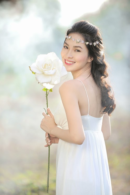 Kim Phượng gợi cảm với đầm trắng