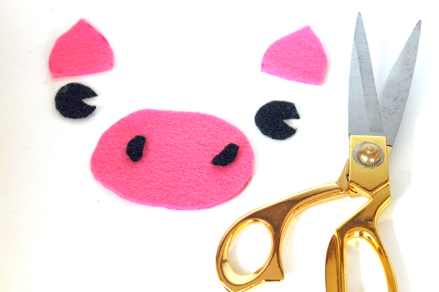Make a Piggy Bank from a recycled @piroulinecookie tin and some felt! tutorial by @punkprojects