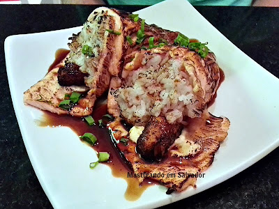 Barthô Temakeria: Temaki Flambado Brasileiro (Salmão Maçaricado e Camarão Empanado)