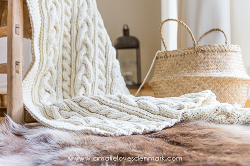 Amalie loves Denmark - Baumwoll-Strickdecke mit Zopfmuster Amalie loves Denmark - Baumwoll-Strickdecke mit Zopfmuster