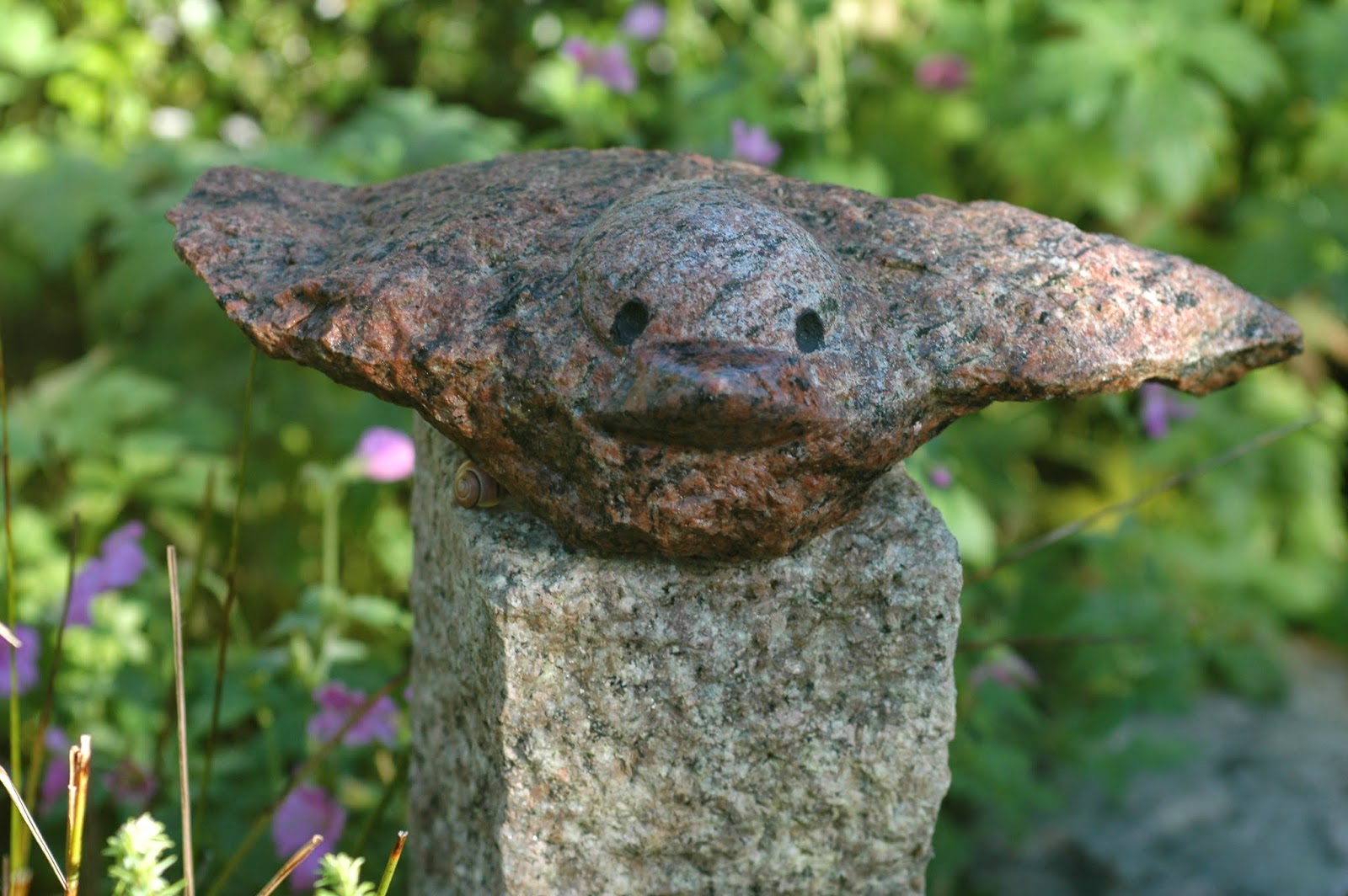 Havetid: granitsten mellem havens planter.