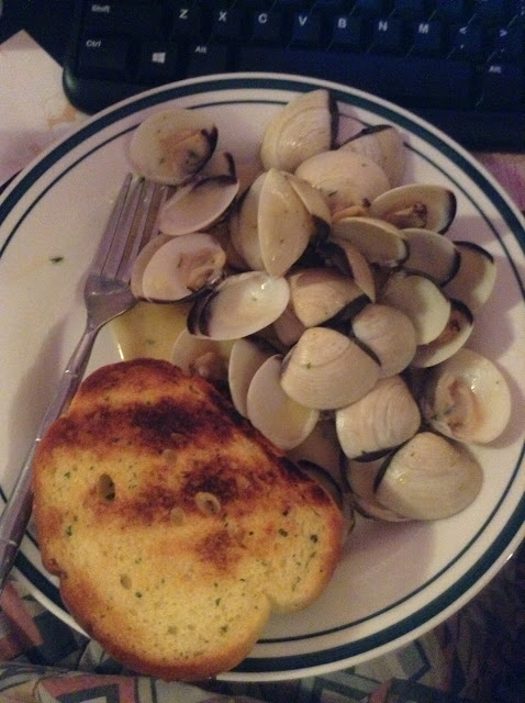 Clams and garlic bread