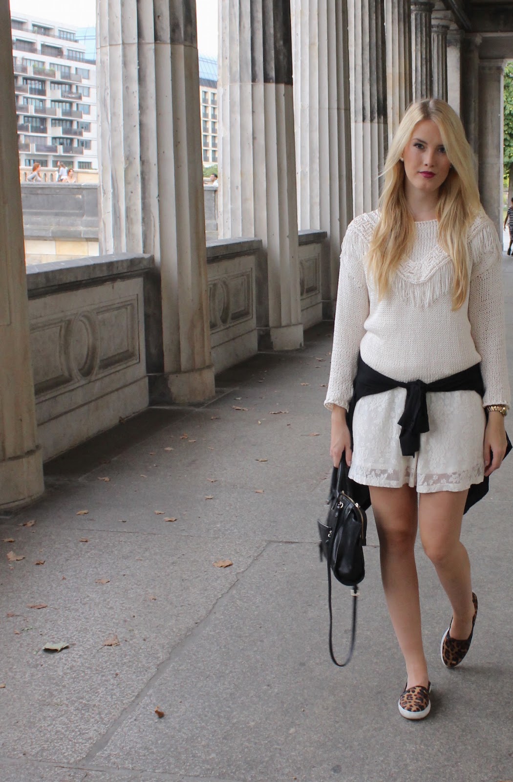 TheBlondeLion Fashionblog Outfit Howtostyle Strickpullover Lagenlook Spitzenkleid Leo Slip Ons TheBlondeLion Fashionblog Outfit Howtostyle Strickpullover Lagenlook Spitzenkleid Leo Slip Ons