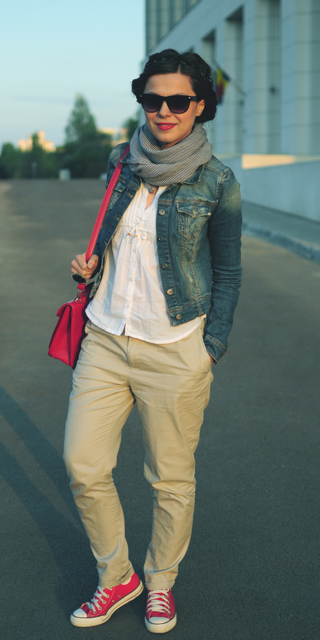 nude pants white shirt jeans jacket red satchel bag scarf fall autumn red converse sneakers pull&bear poema