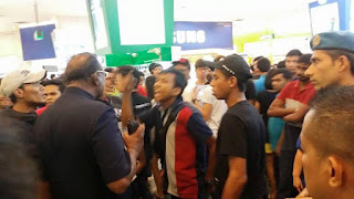 Kes Gaduh Di Plaza Lowyat ( VIDEO & GAMBAR ) handphone tak original di lowyat