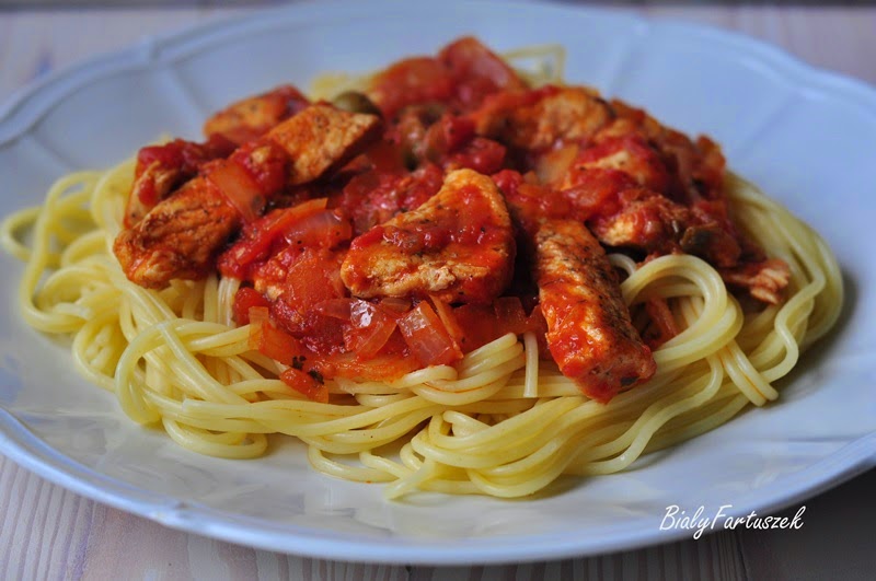 Biały fartuszek Makaron z indykiem w sosie pomidorowym