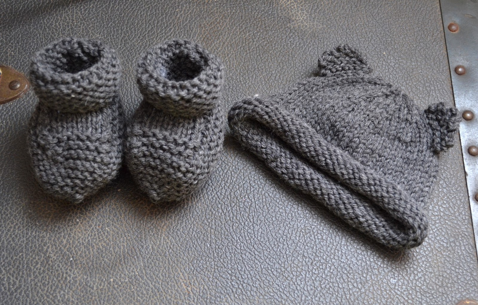 field wonderful: knitted baby things (baby bear hat, booties, blanket, and bu...