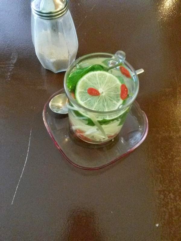 Tee aus Minze, Ingwer, Limette und Goji-Beeren Tee aus Minze, Ingwer, Limette und Goji-Beeren