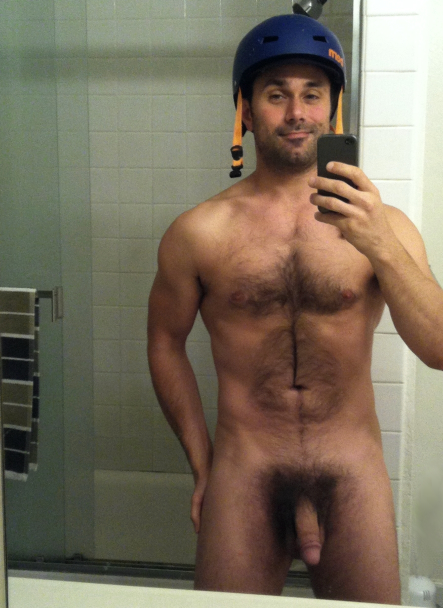 Dudes nautral hairy bush