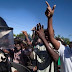 Policías en Haití disparan para impedir paso mercancías