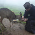Οι μοναχοί αγαπούν τα ζώα...
