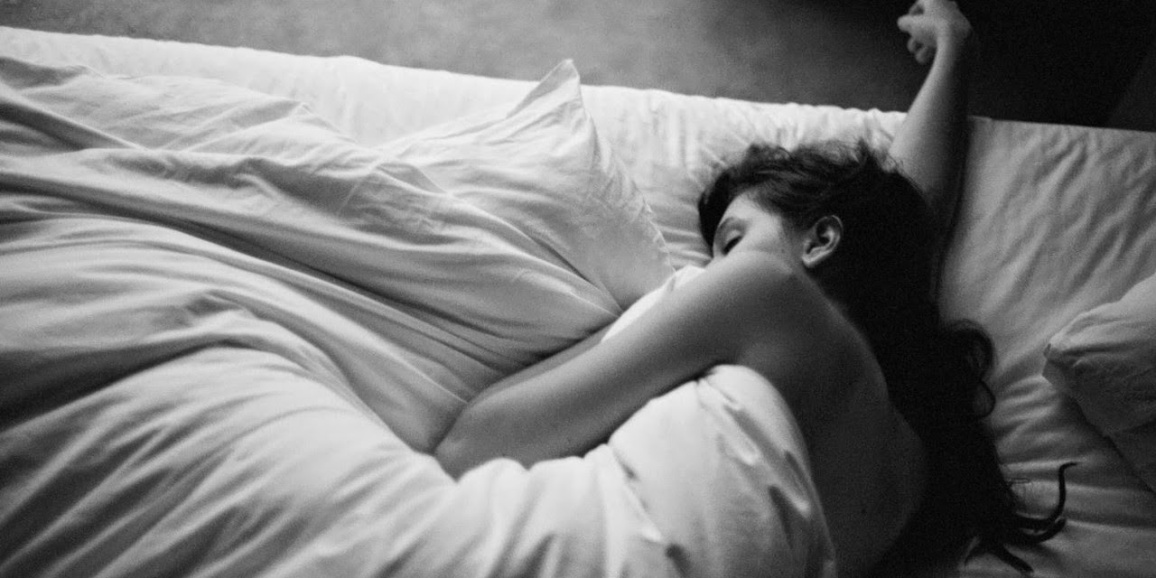 Risultati immagini per donna che dorme bianco e nero