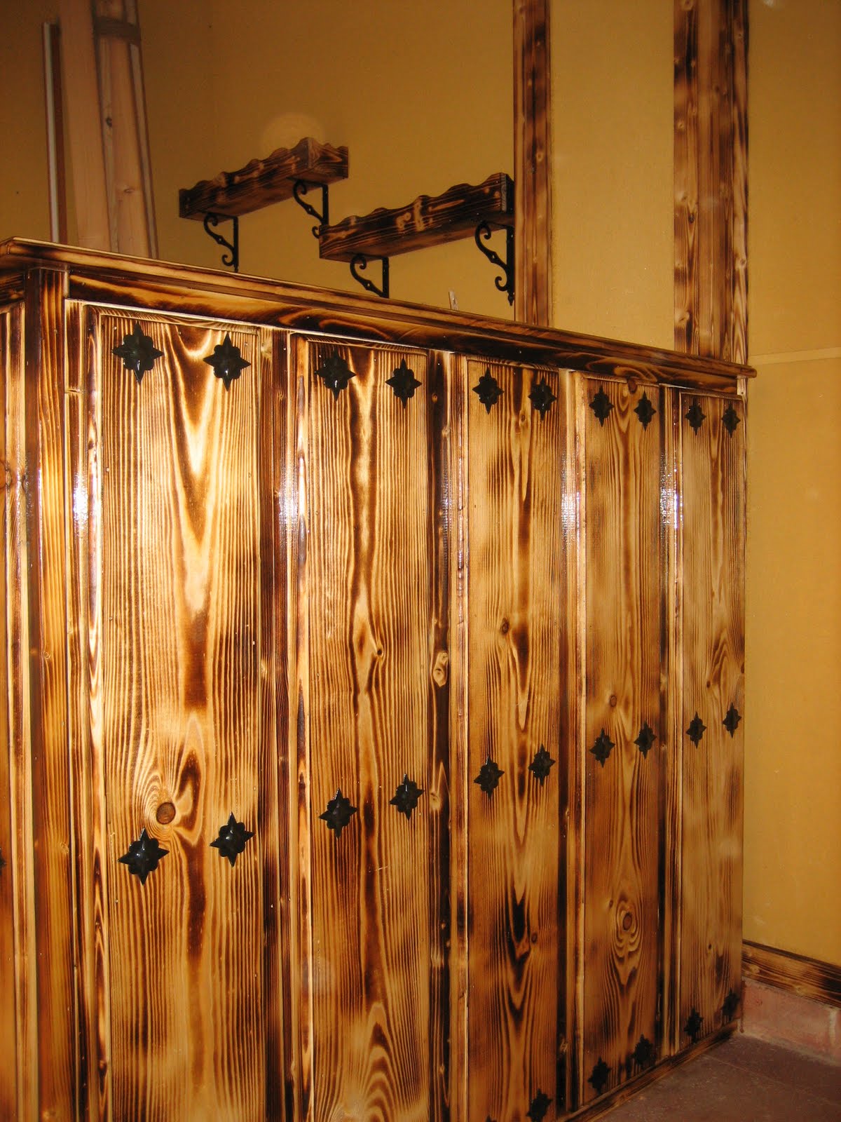 trabajos en cuero y madera: barra de bar terraza