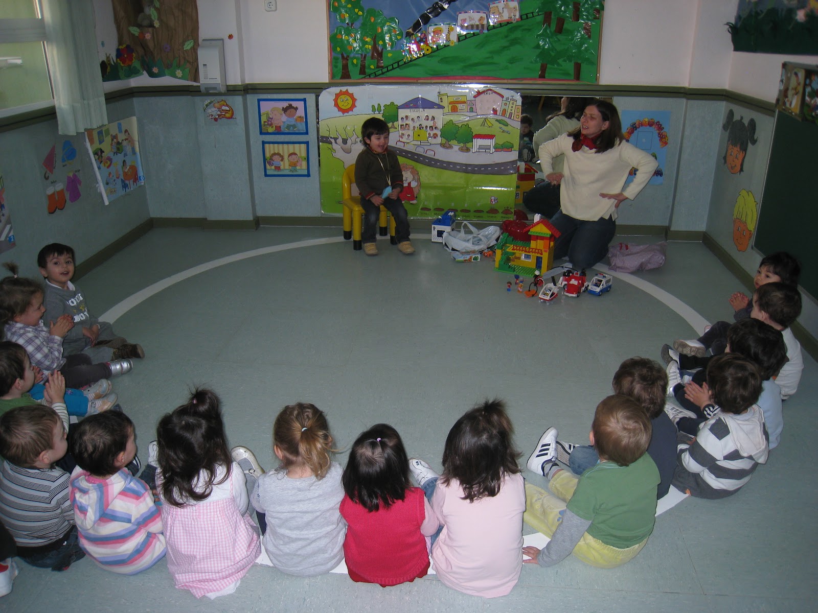 el docente brinda el conocimiento