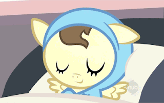 No gif: Cena de um desenho animado com um pônei bebê de toquinha com os olhinhos fechados embaladinho na cama pra dormir.