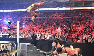 imagen de cm punk lanzandose desde los aires hacia la mesa de transmision