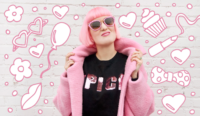 Sara is in Love with blogger look outfit Jacquemus pink fluffy oversized coat, Miu Miu pink glitter sunglasses, pink hair, Illustrated People Spice Jumper sequins Jacquemus, bubblegum coat, Miu MIu glitter sunglasses
