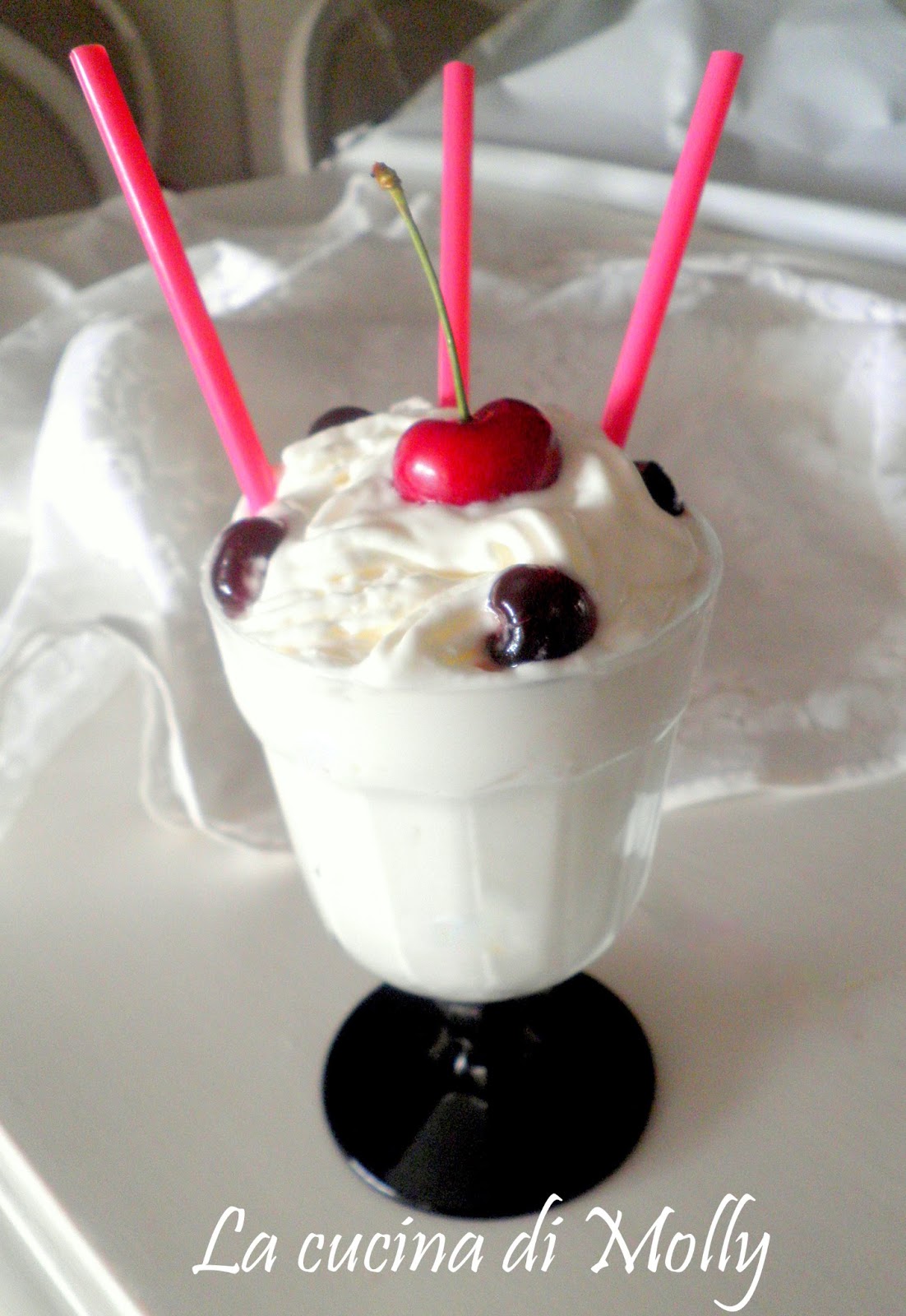 La cucina di Molly COPPA DI GELATO ALLO YOGURT ALLA BANANA E AMARENE