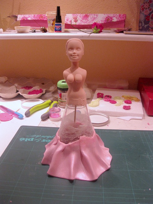 Una torta per bambole barbie fatta di glassa rosa nello stile di una  coreografia comica