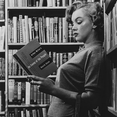 marilyn_monroes_bookshelf.jpg