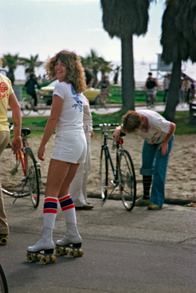35 Interesting Vintage Photographs of Roller Skaters at Venice Beach