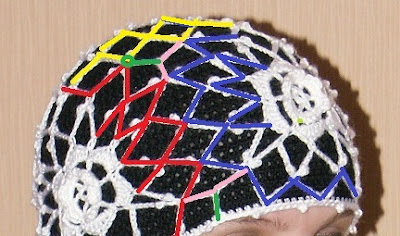 Вязаная шапка Оригинальная черно-белая шапка из цветков крючком
