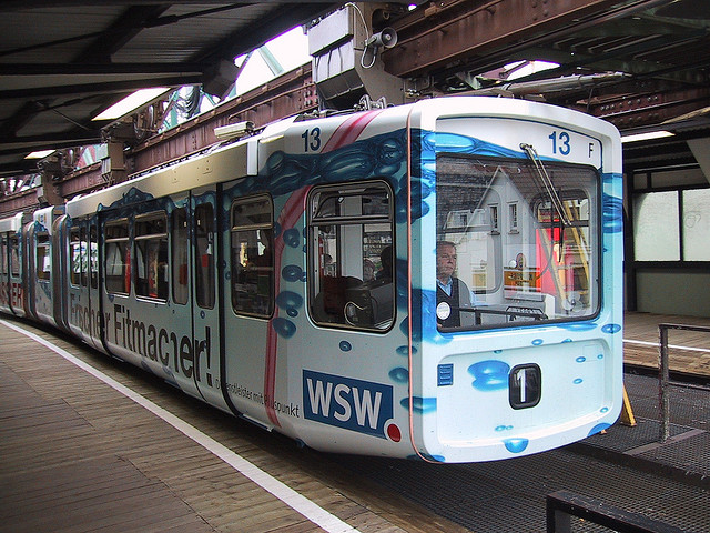 Alemanha tem TRAM 'aéreo' com mais de 100 anos