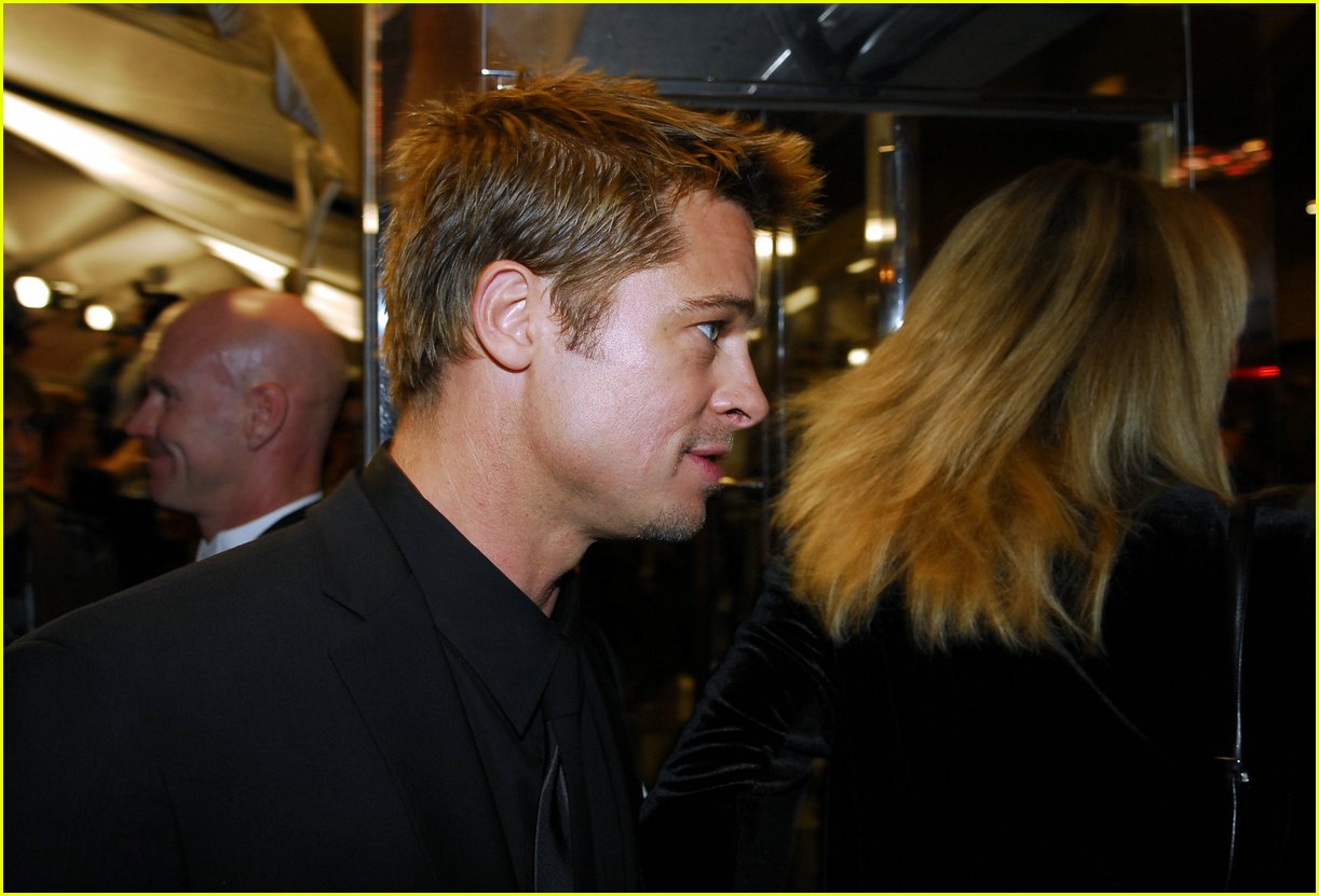 http://4.bp.blogspot.com/-K9oZ_an8hr0/Tgj5kiybuzI/AAAAAAAABUg/kPNLsCP2vbI/s1600/brad_pitt_toronto_festival_015.jpg