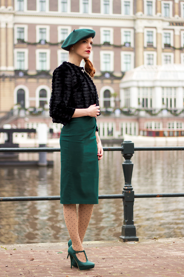 Chique, vintage style fashion blogger Christmas Outfit with lots of Emerald green