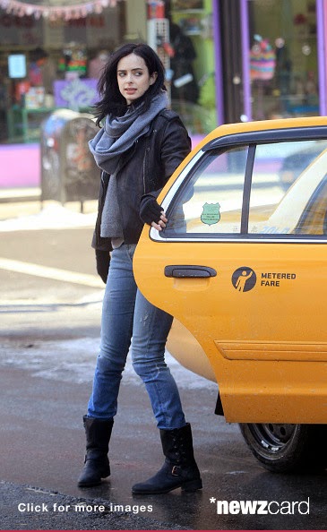 Кристен Риттер возле такси (фото)