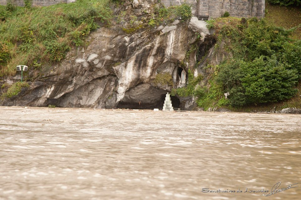Flooding+at+the+Shrine+of+Lourdes+Grotto