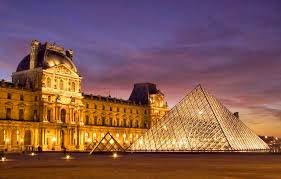 Fachada del Museo del Louvre con pirámide moderna Museo del Louvre, turismo Paris, Historia del Louvre, Colecciones del Louvre, Gioconda