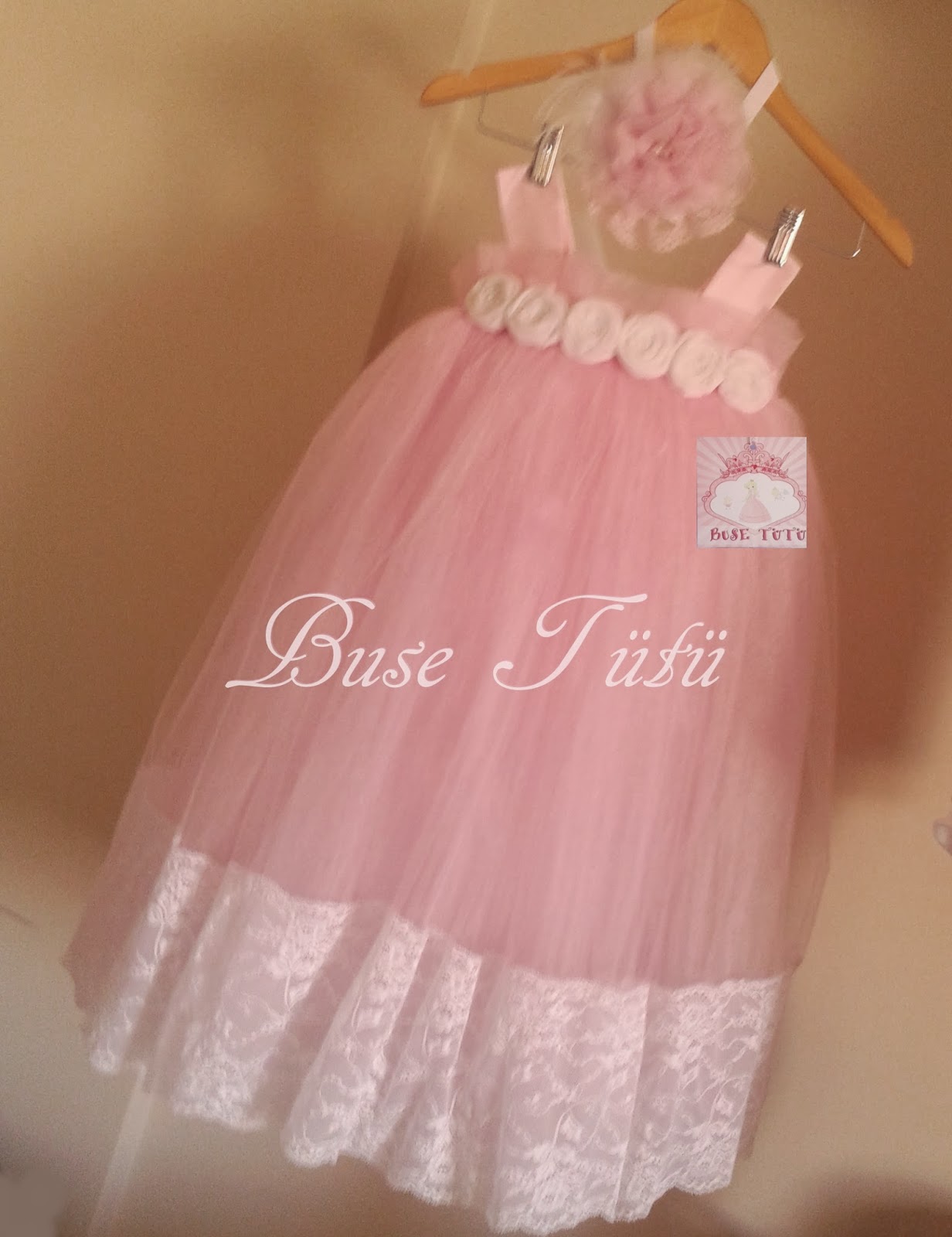 UÇUK PEMBE VE DANTEL İLE KONBİNLENEN 6 YAŞ GELİNLİK