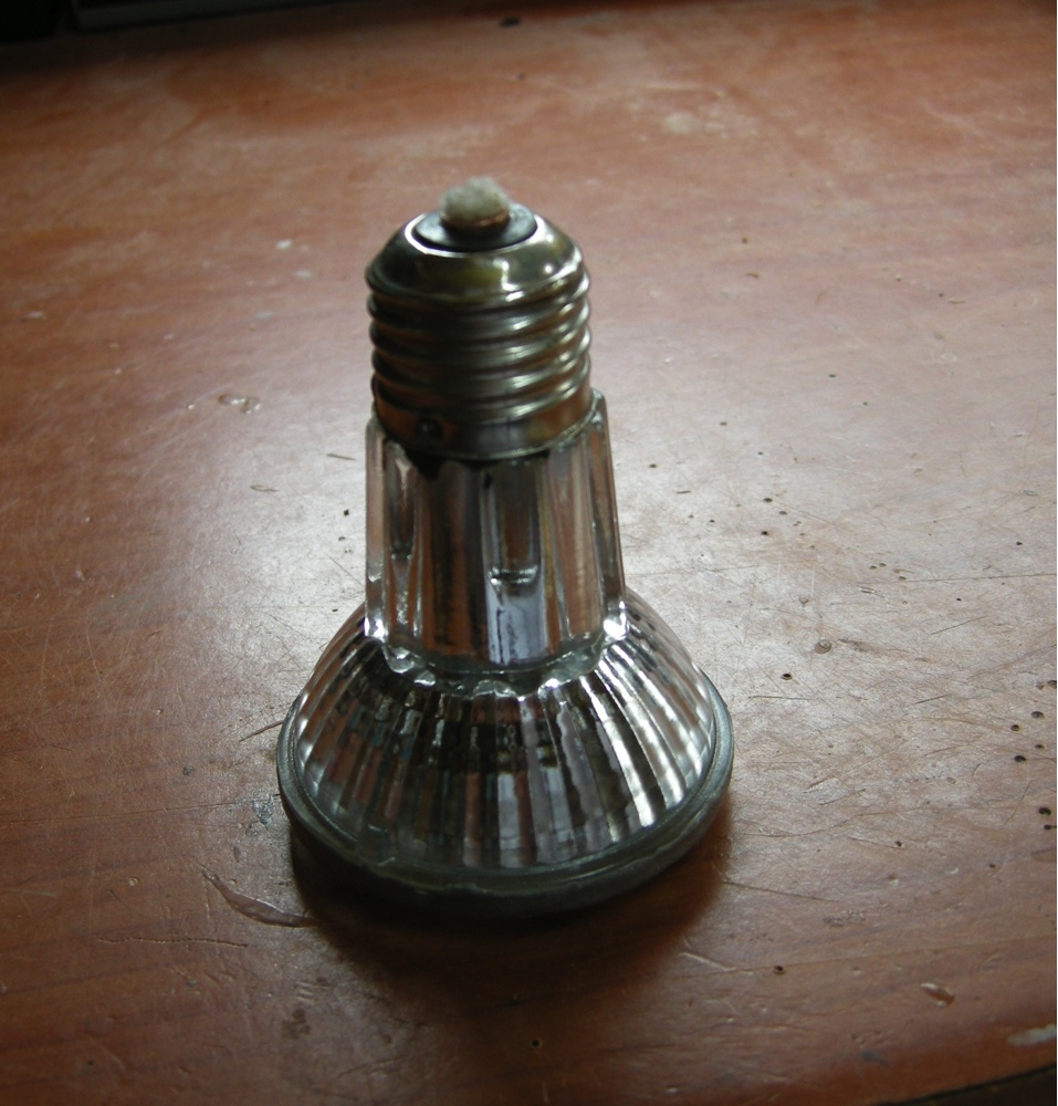 Recyclage d'une ampoule électrique dans la lune