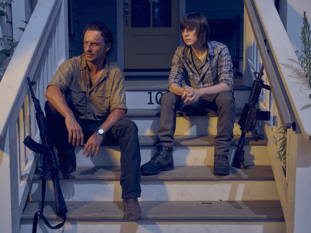 Andrew Lincoln como Rick Grimes e Chandler Riggs como Carl Grimes – The Walking Dead _ temporada 6, Gallery – Photo Credit: Frank Ockenfels 3/AMC