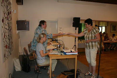 Yvonne Dahlin-Volsing överlämnar drygt 2000 namnpåskrifter för folkomröstning