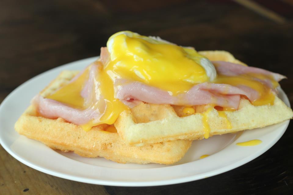 SPLENDID LOWCARBING BY JENNIFER ELOFF Waffle Eggs Benedict