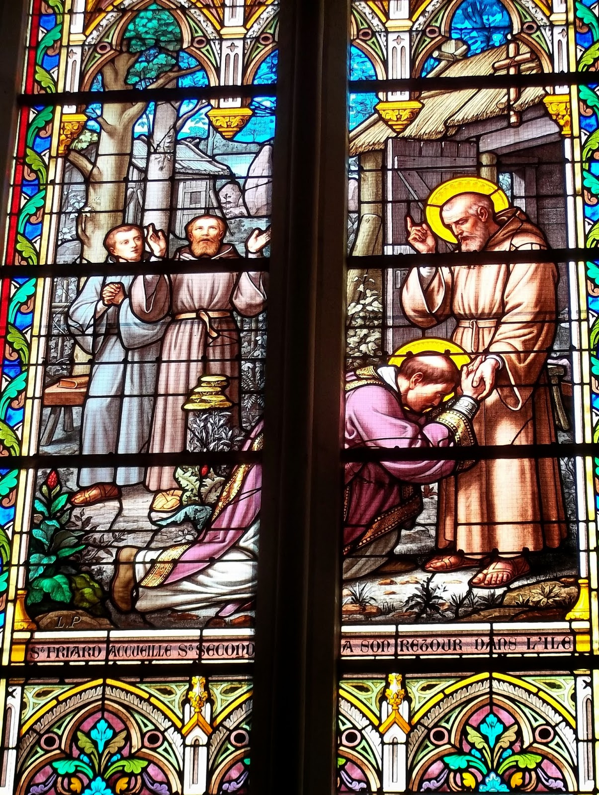 Glassmaleri fra sognekirken Sainte Croix de Montfort: St Friard ønsker St Secundel velkommen ved hans retur til øya