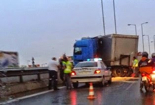 ΠΡΙΝ ΛΙΓΟ: Νταλίκα «δίπλωσε» στην εθνική οδό - Ταλαιπωρία των οδηγών ΠΡΙΝ ΛΙΓΟ: Νταλίκα «δίπλωσε» στην εθνική οδό - Ταλαιπωρία των οδηγών