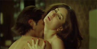 Kareena Kapoor hot Heroine Movie kiss scene