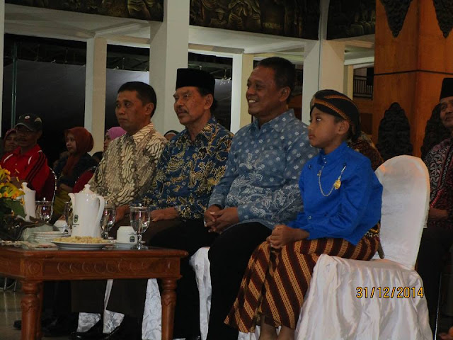 helmi-gondo-waskito-dalang-cilik-pacitan-tampil-sindopos-dengan-bupati-pacitan