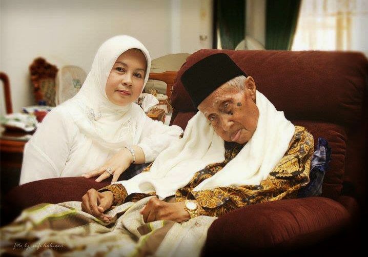 Abah Anom Muara Keluh Kesah Hati nan Gundah Dokumen