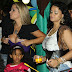 Tatiana Gomes paga peitinho em baile funk