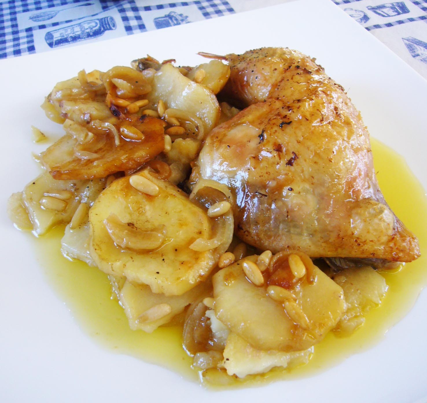 Las recetas de Lola: Pollo al horno con patatas y piñones Las recetas de Lola: Pollo al horno con patatas y piñones
