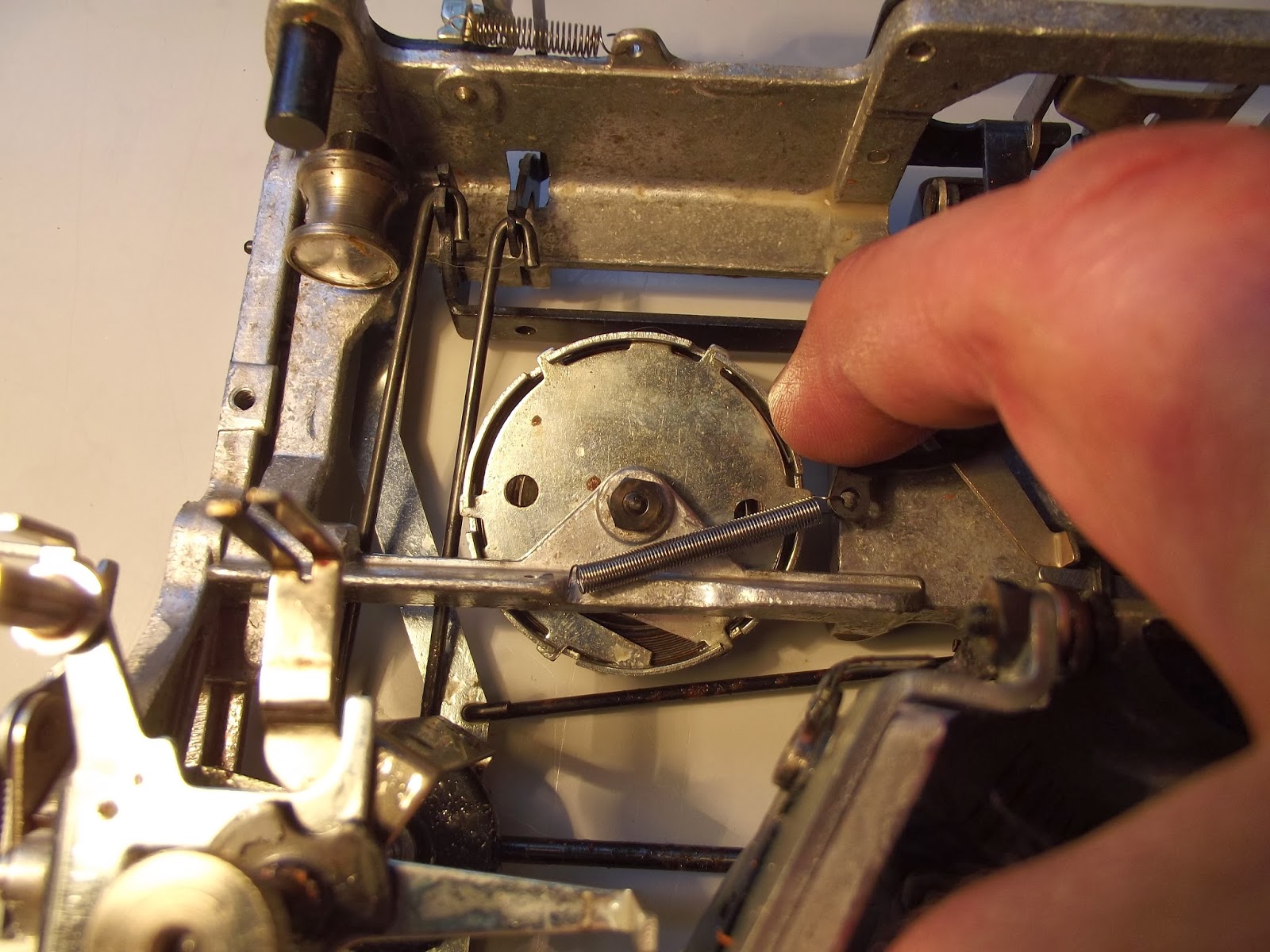 oz.Typewriter Reattaching the Drawband to the Mainspring on a Portable