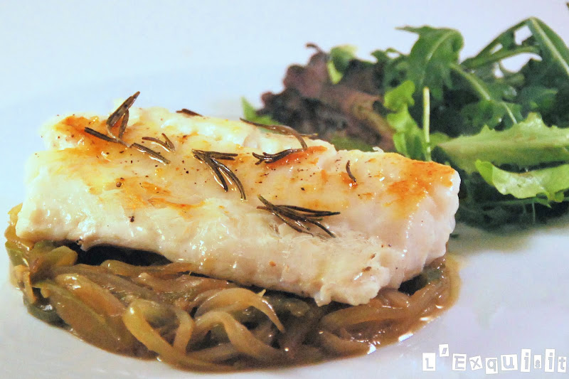 Bacalao fresco a la miel de romero sobre compota de cebolla, pimiento y cardamomo