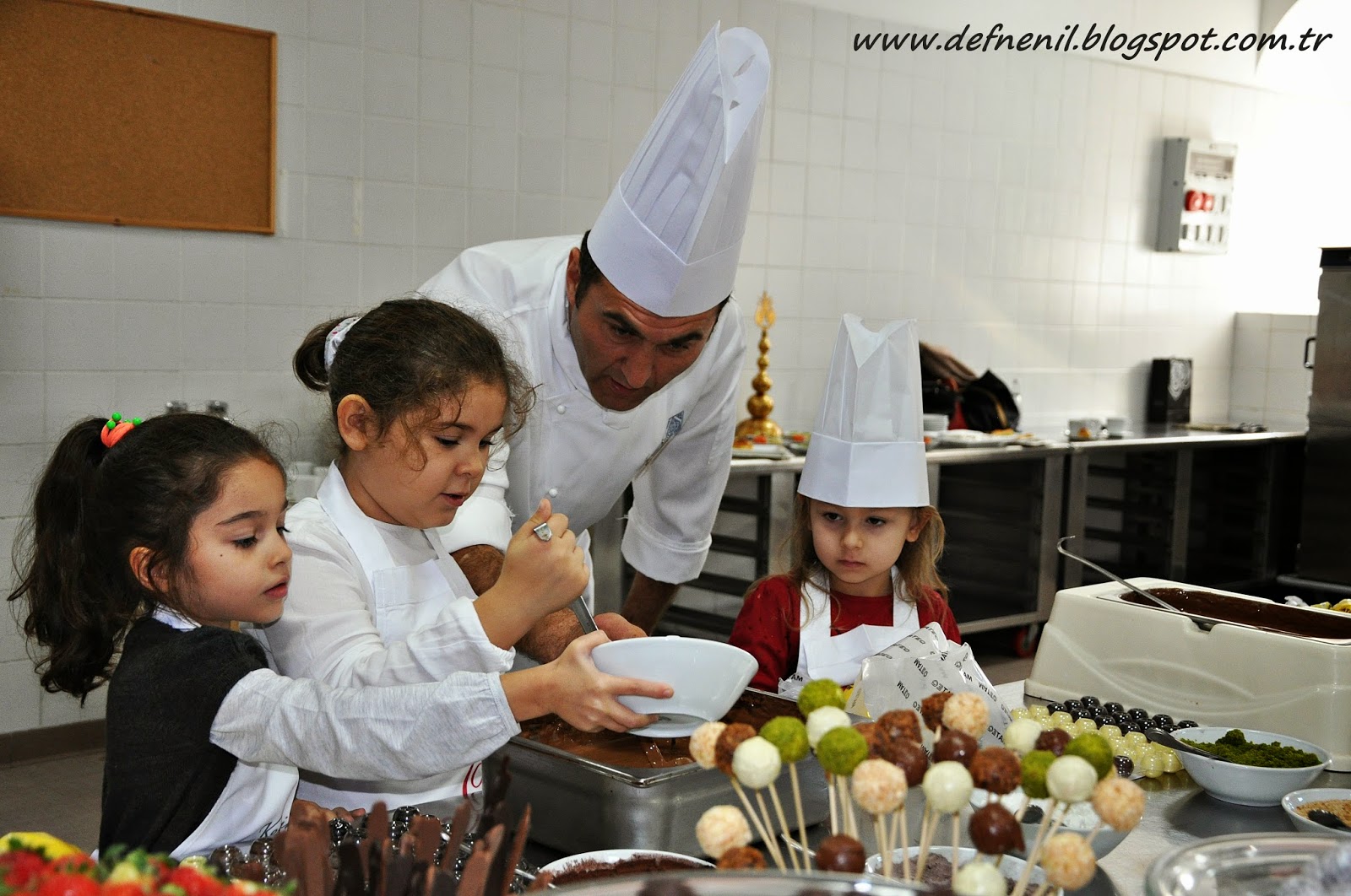 Defne Nil ve Zeynep Lâl Çırağan Palace Kempinski Çikolata 
