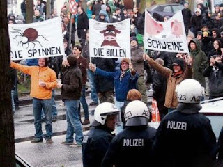 Demonstration Polizei Plakate die Spinnen die Bullen Schweine