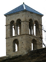 Detall del campanar de l'església de Sant Benet de Bages Detall del campanar de l'església de Sant Benet de Bages